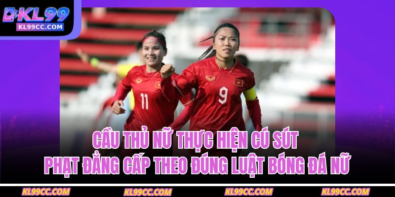 Cầu thủ nữ thực hiện cú sút phạt đẳng cấp theo đúng luật bóng đá nữ